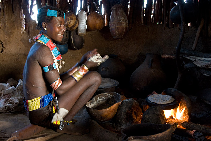 179   Durgha preparing the meal (Hamar)